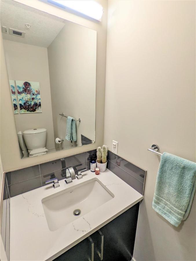 Monki Di Executive Suites - Glas - Luxury Inner City Home 3 Min To Downtown W Private Rooftop Patio Fireplace YYC Exteriér fotografie
